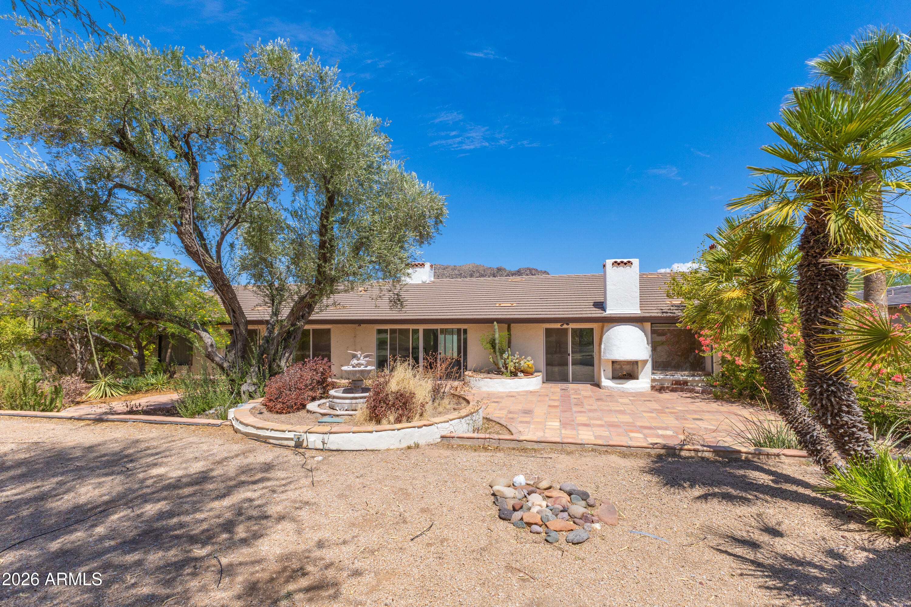 5635 E LINCOLN Drive 26