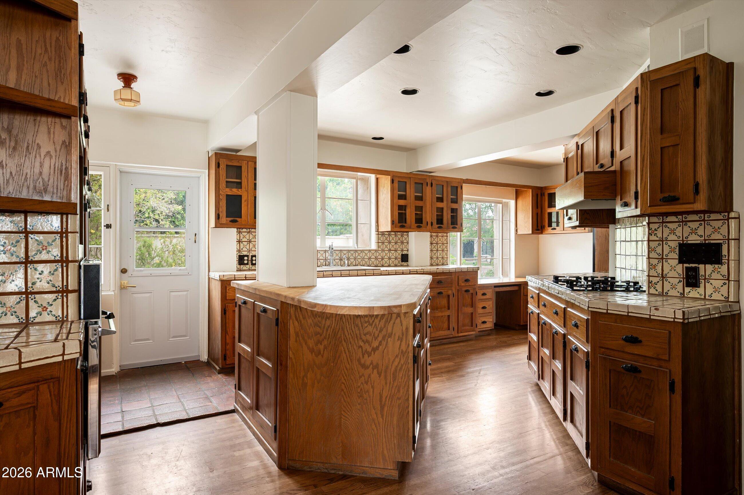 2218 ENCANTO Drive NE