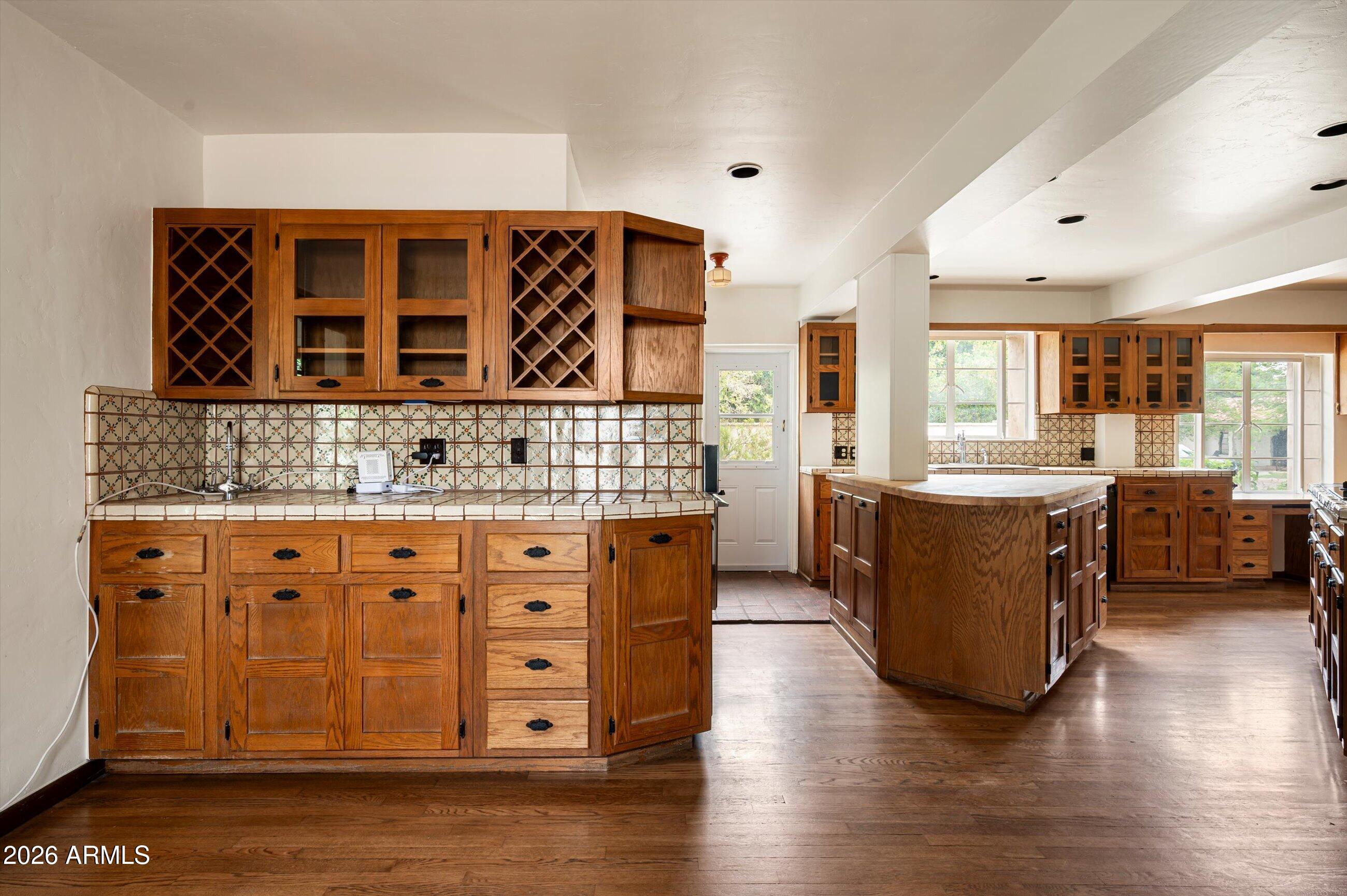 2218 ENCANTO Drive NE