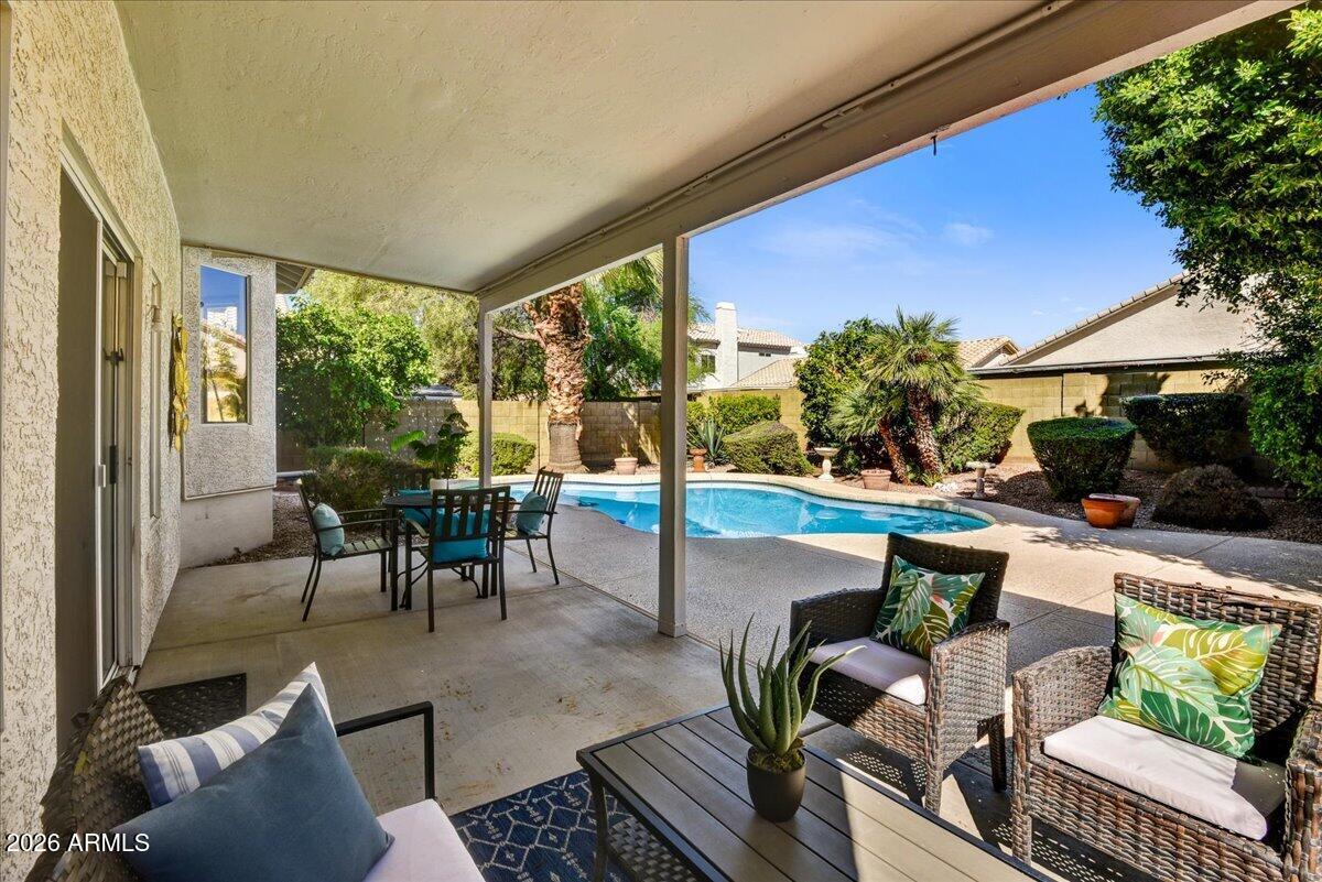 2928 E PONTIAC Drive