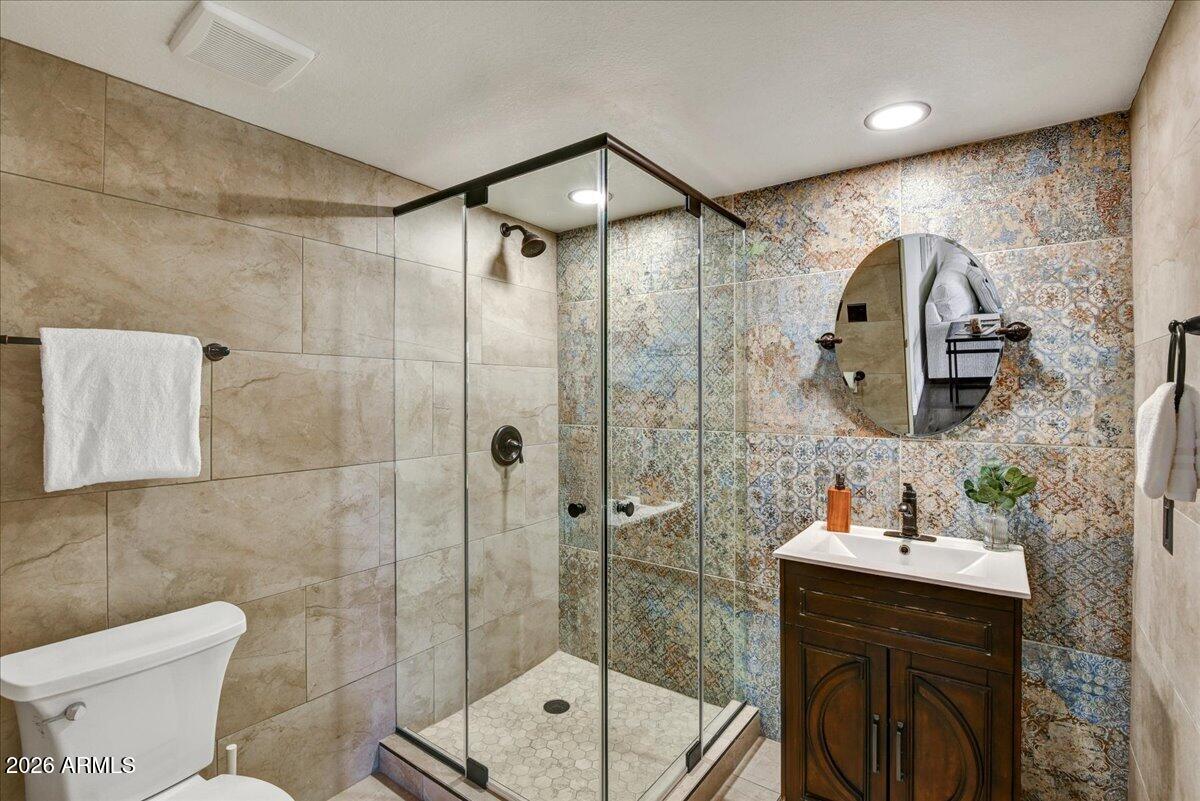 2928 E PONTIAC Drive