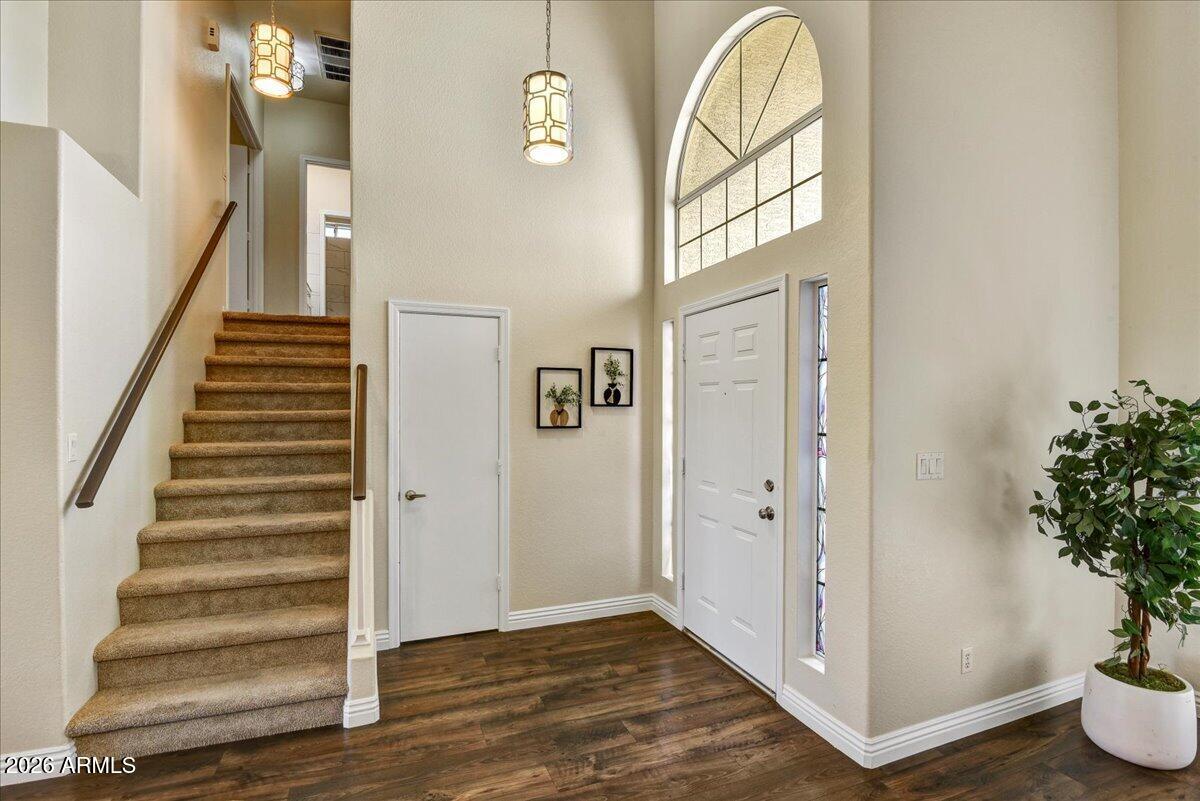 2928 E PONTIAC Drive