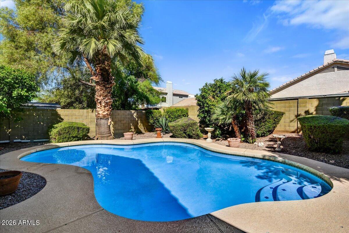 2928 E PONTIAC Drive