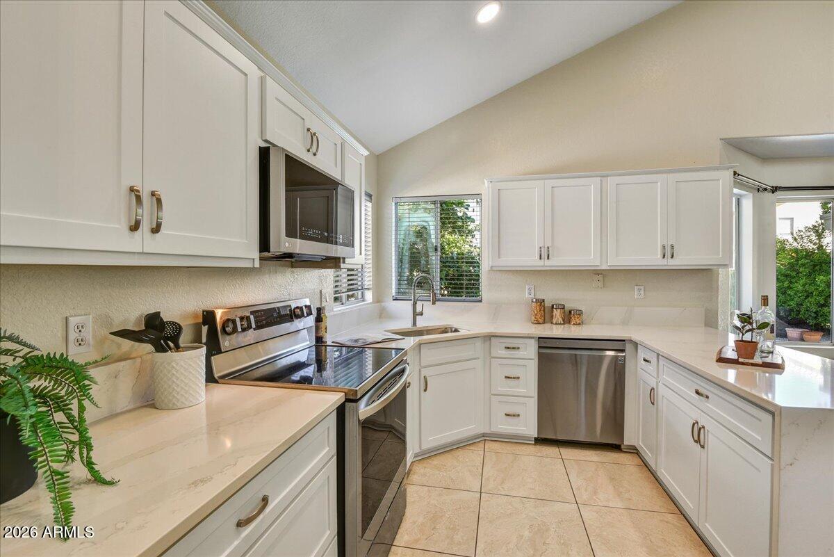 2928 E PONTIAC Drive