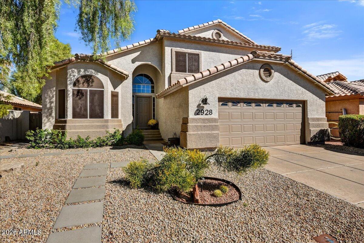 2928 E PONTIAC Drive