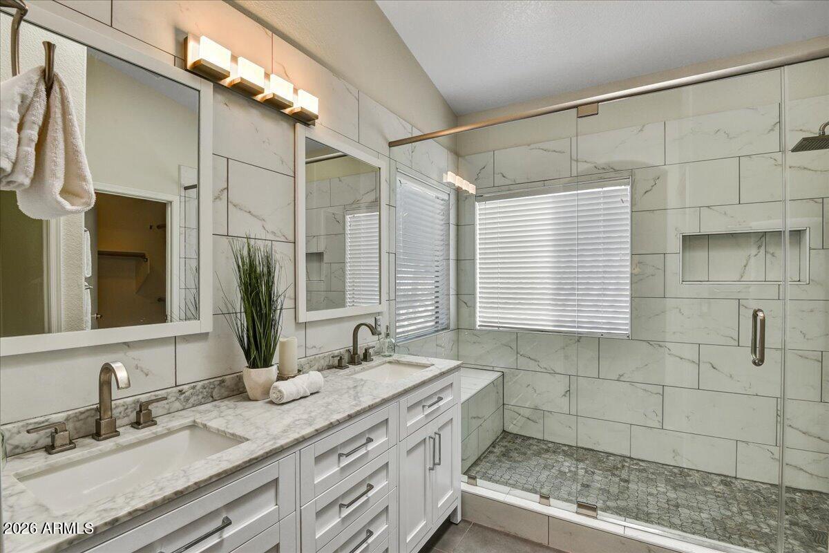 2928 E PONTIAC Drive