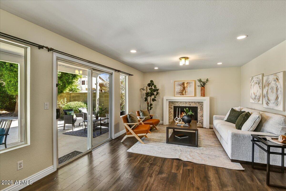 2928 E PONTIAC Drive
