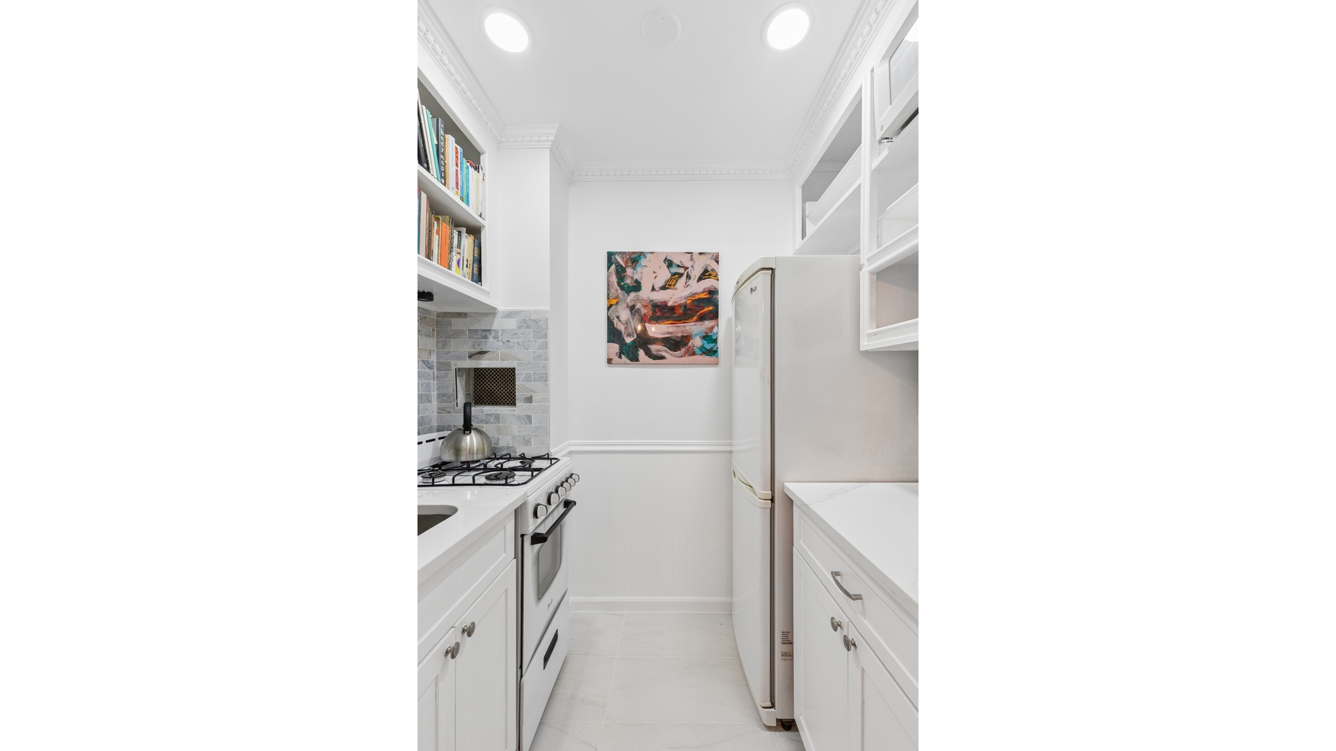 100 BANK Street 1F