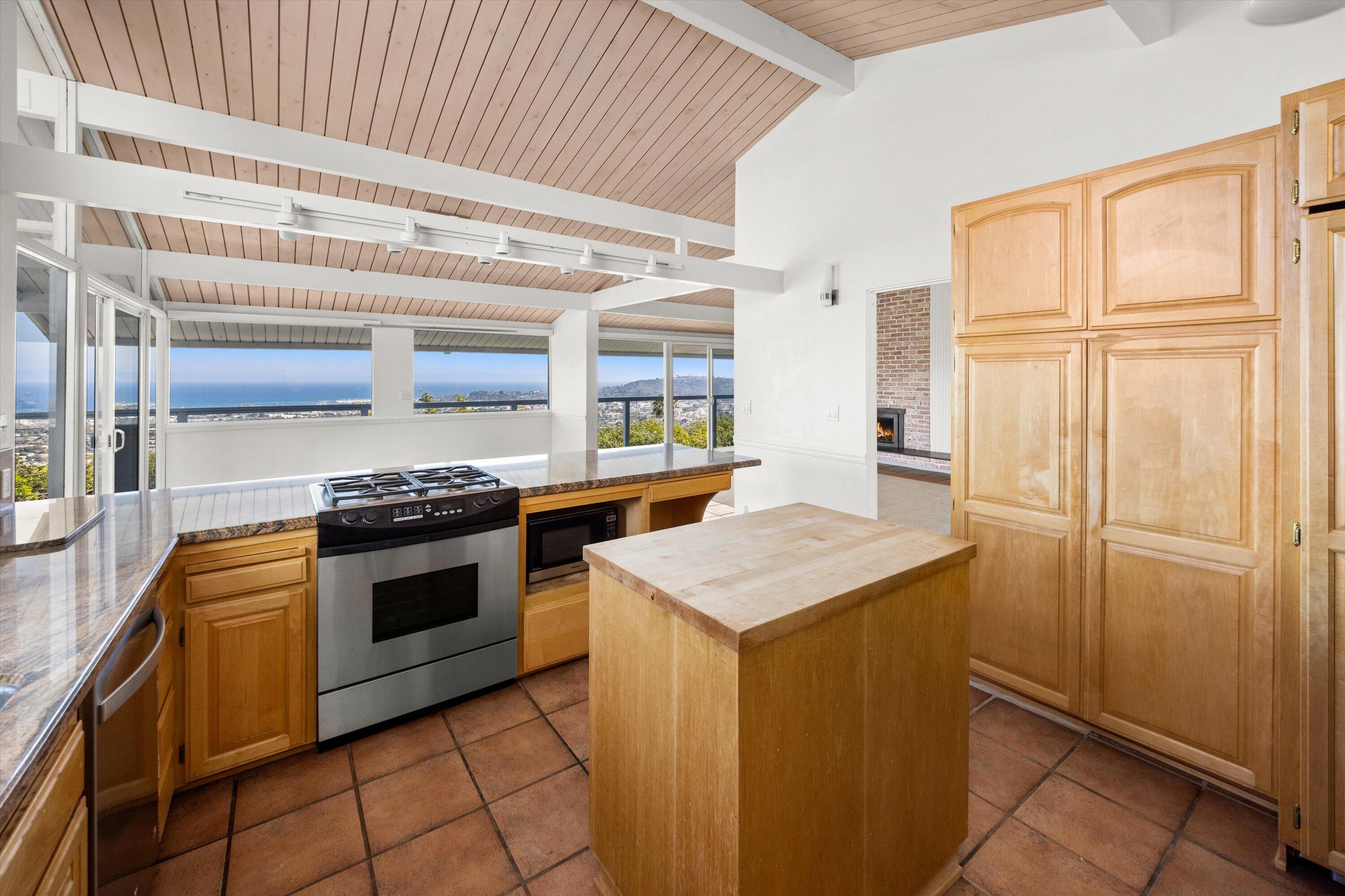1055 Roble Lane
