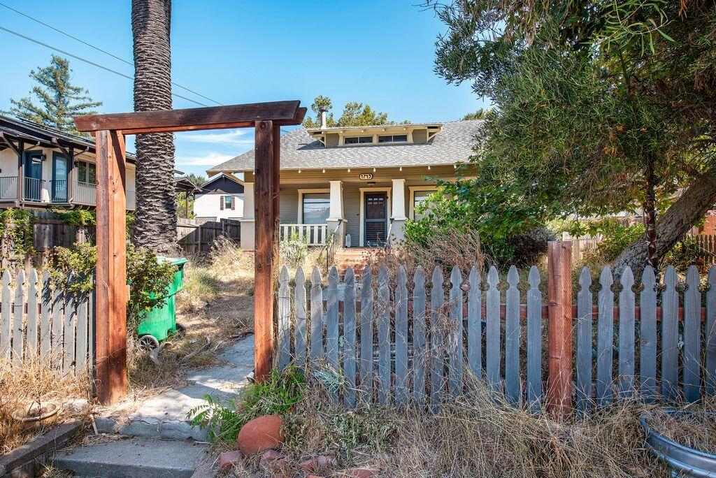 1743 Laurel Avenue
