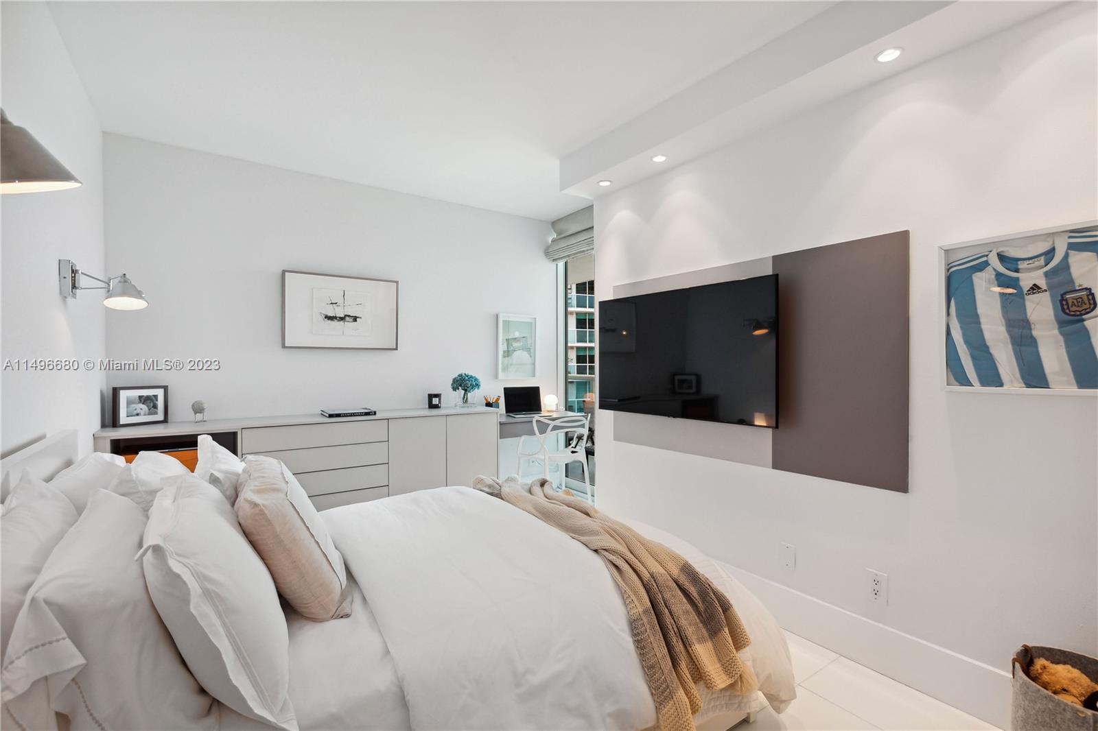 2127 Brickell Ave Unit: 1204