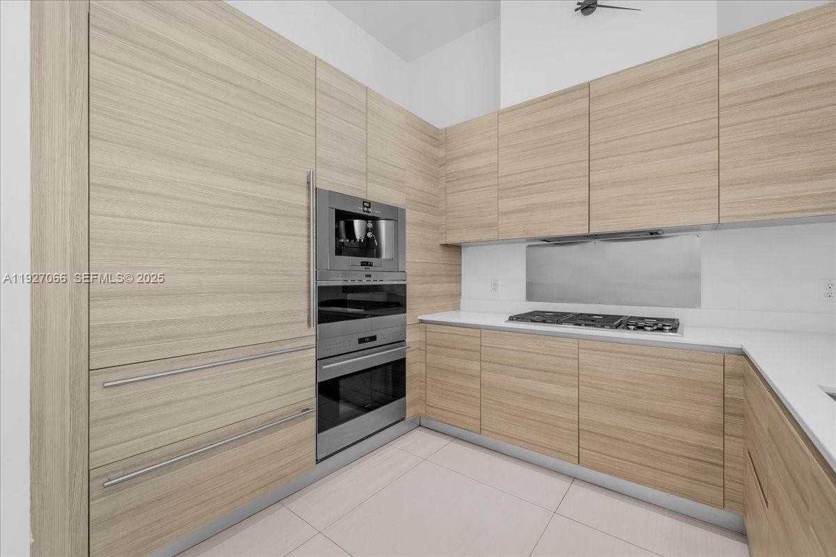 3250 NE 188th St # 103