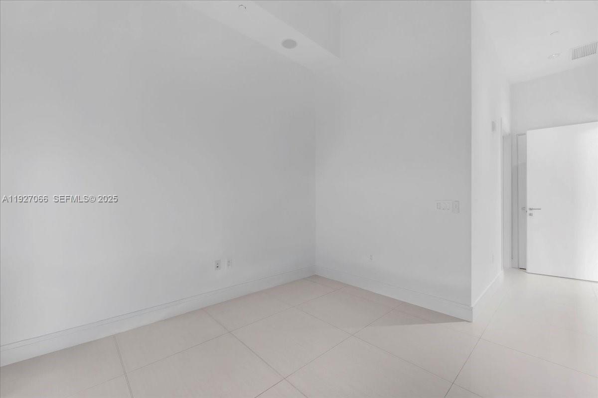 3250 NE 188th St # 103