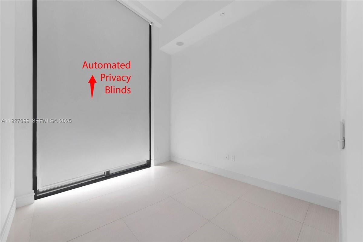 3250 NE 188th St # 103