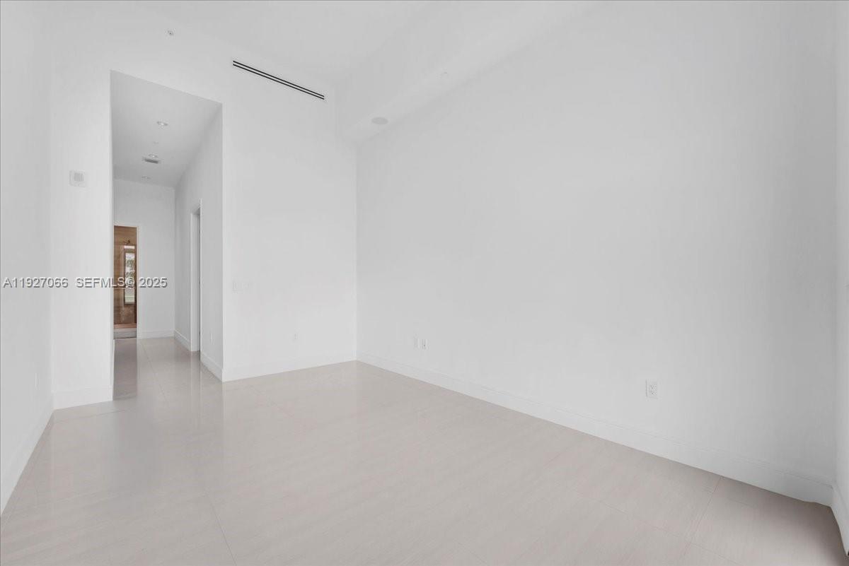 3250 NE 188th St # 103