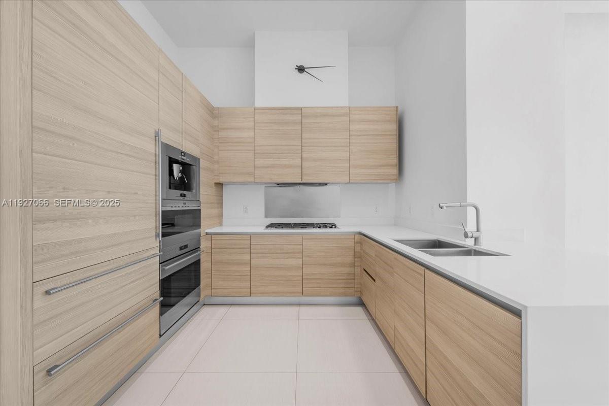 3250 NE 188th St # 103