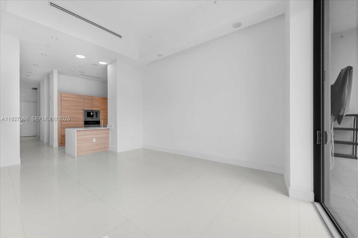 3250 NE 188th St # 103