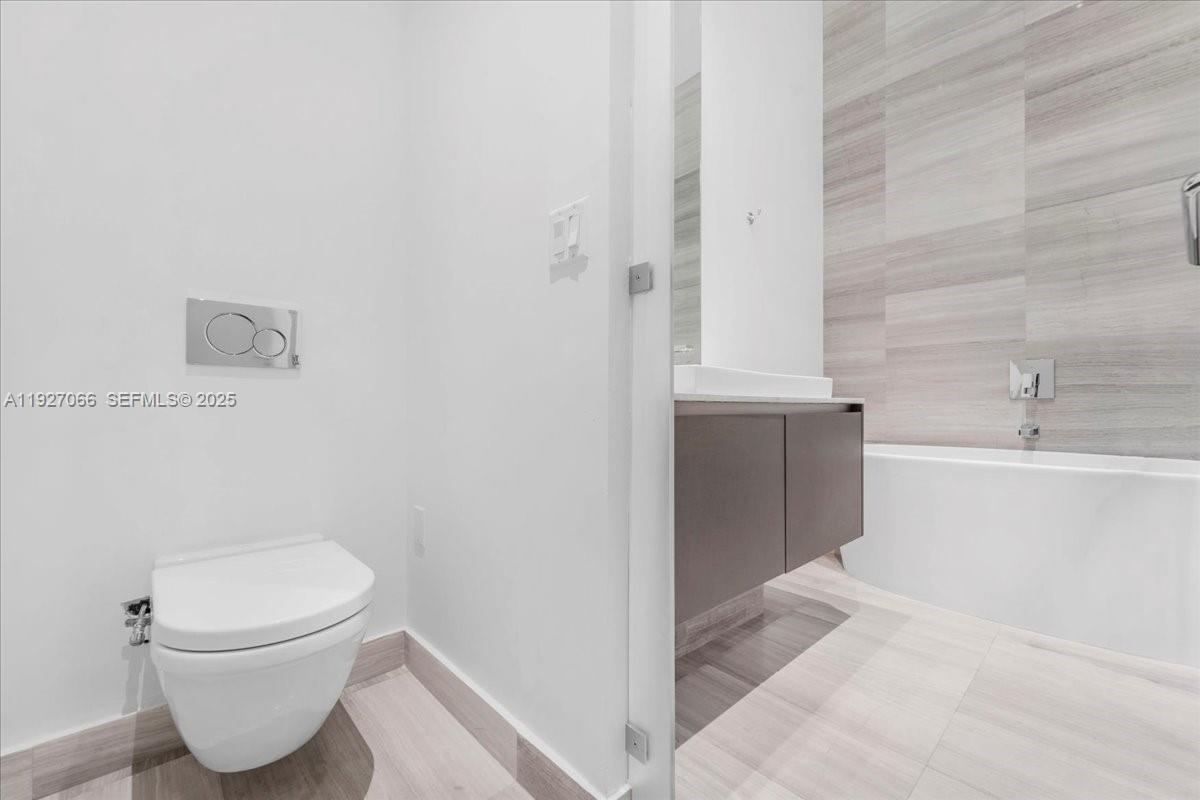 3250 NE 188th St # 103