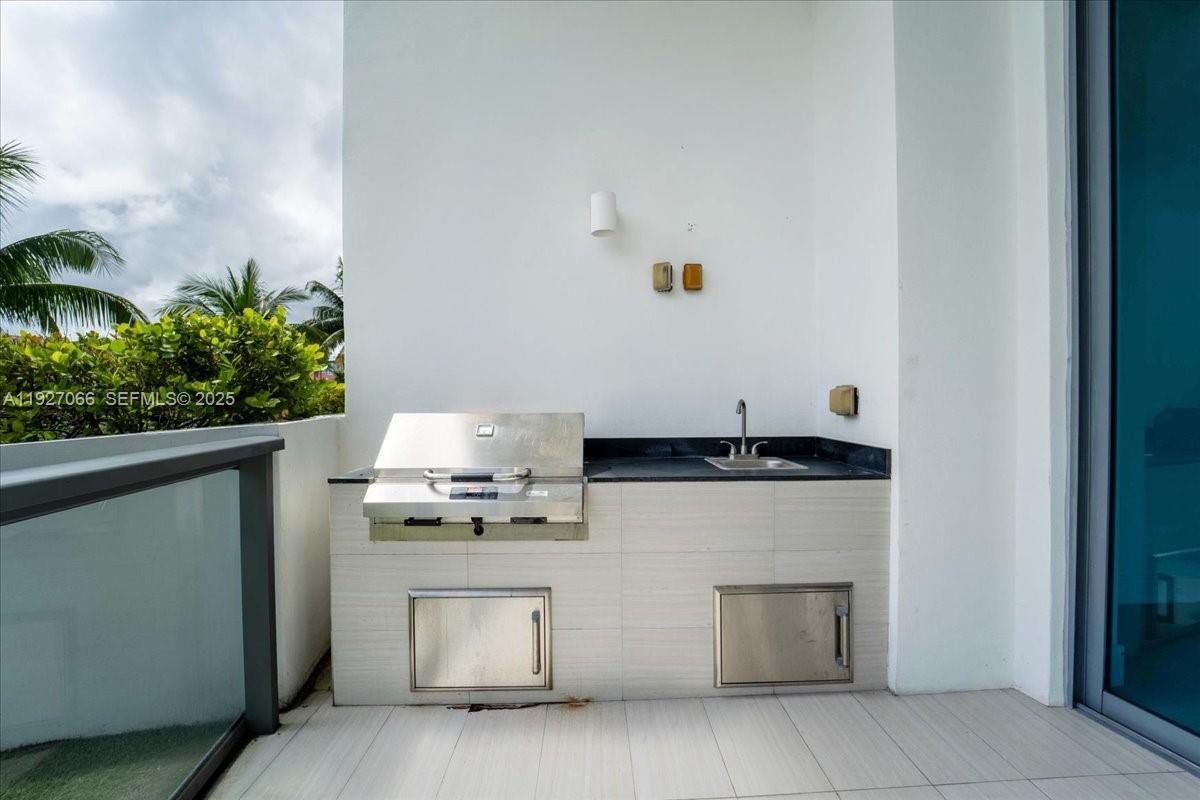 3250 NE 188th St # 103