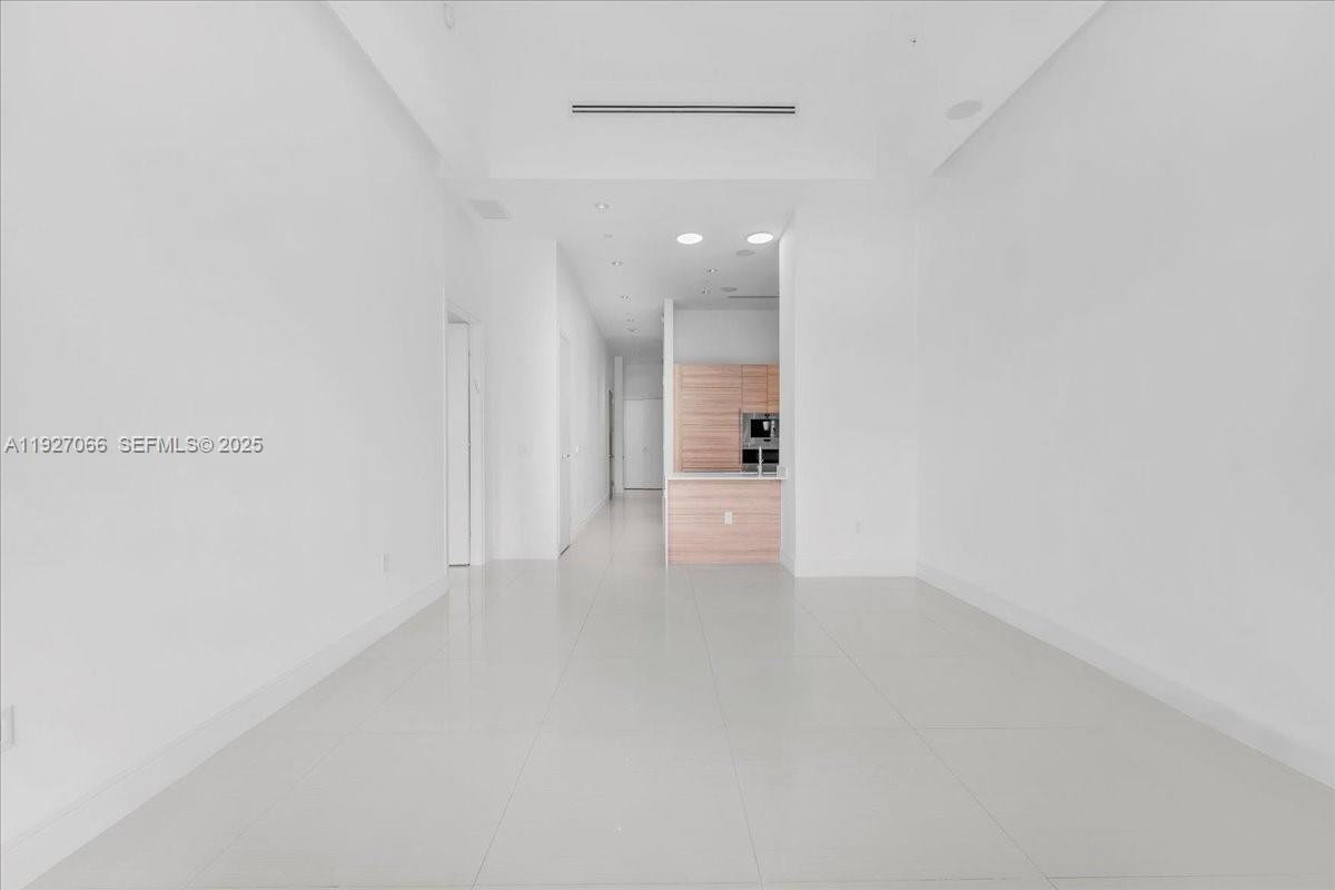 3250 NE 188th St # 103