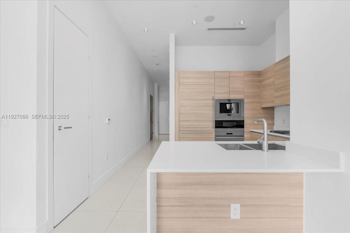 3250 NE 188th St # 103