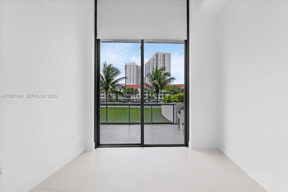 3250 NE 188th St # 103