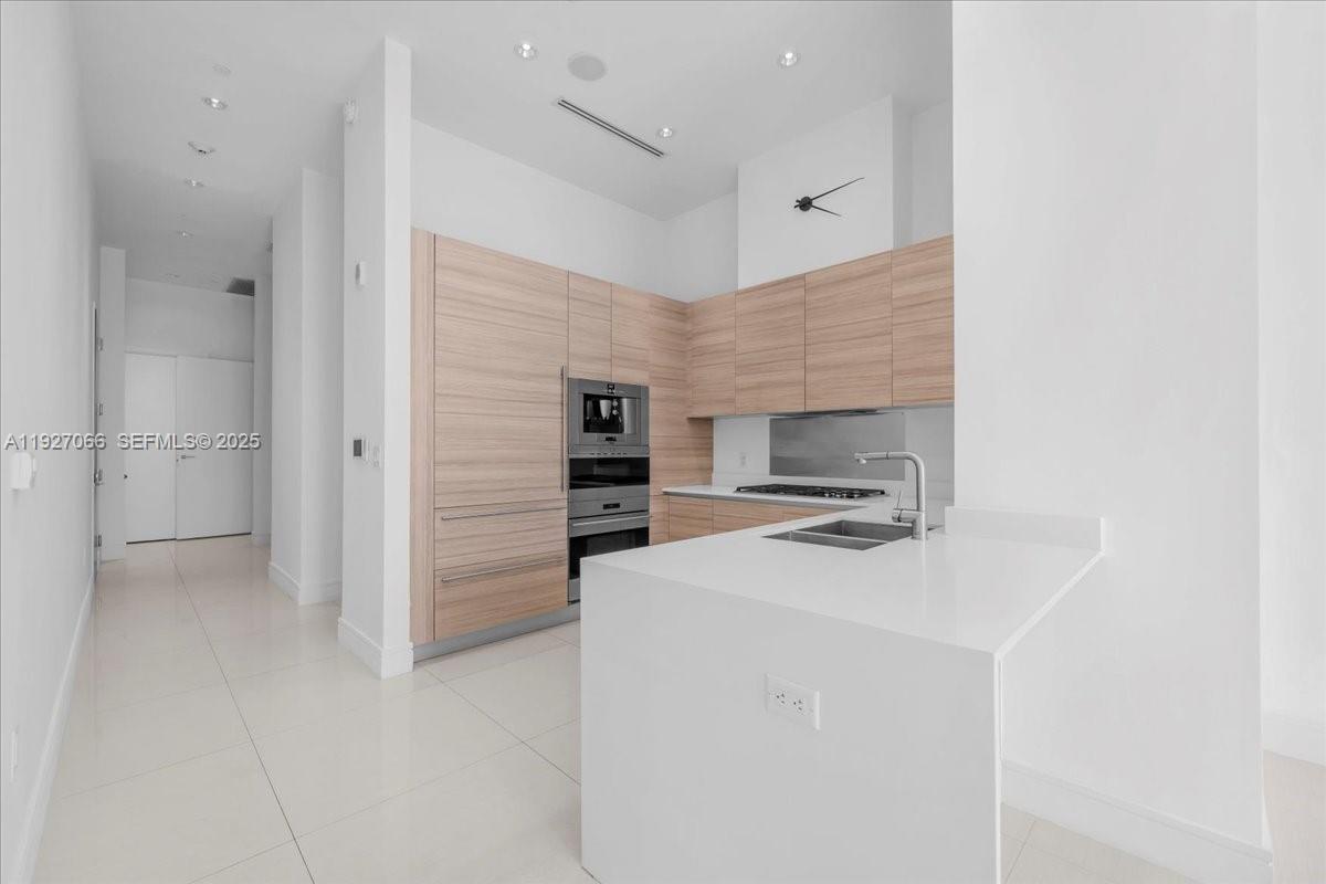 3250 NE 188th St # 103