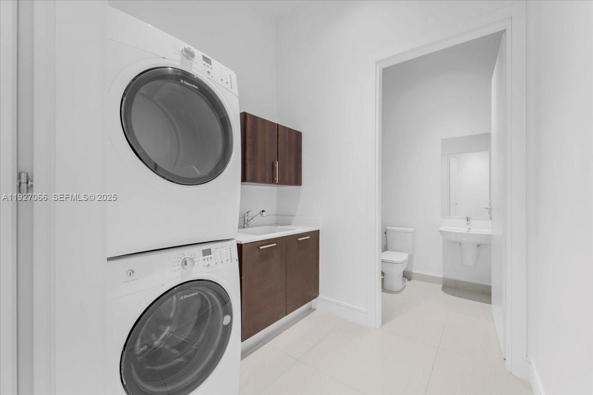 3250 NE 188th St # 103