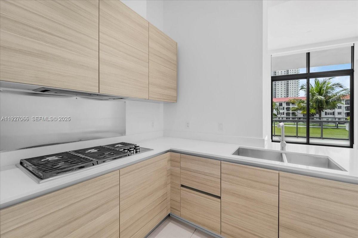 3250 NE 188th St # 103