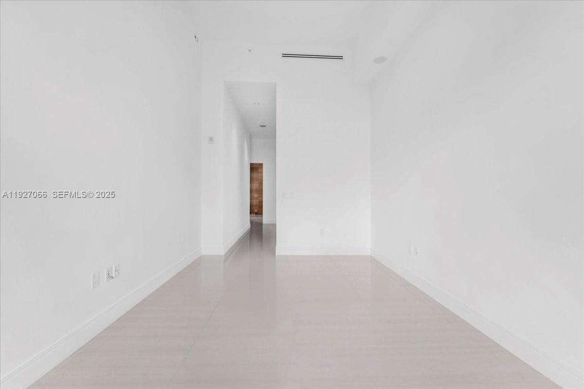 3250 NE 188th St # 103