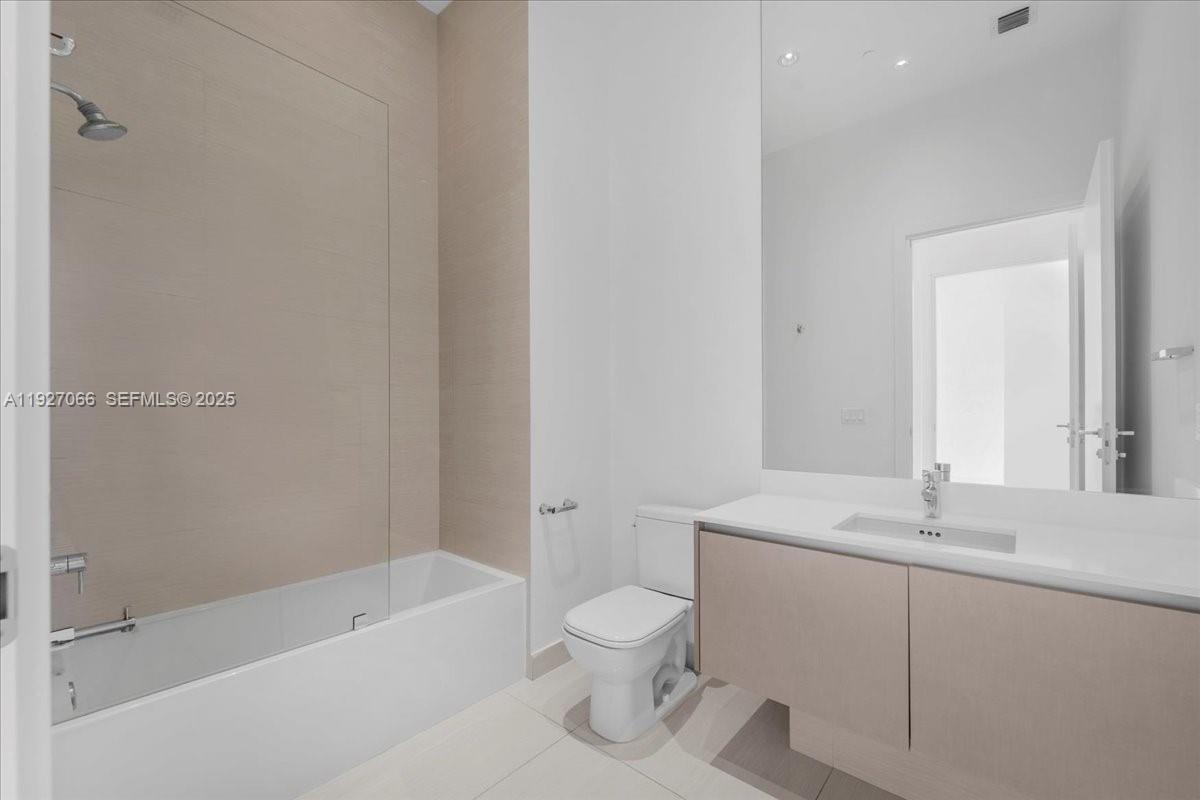 3250 NE 188th St # 103