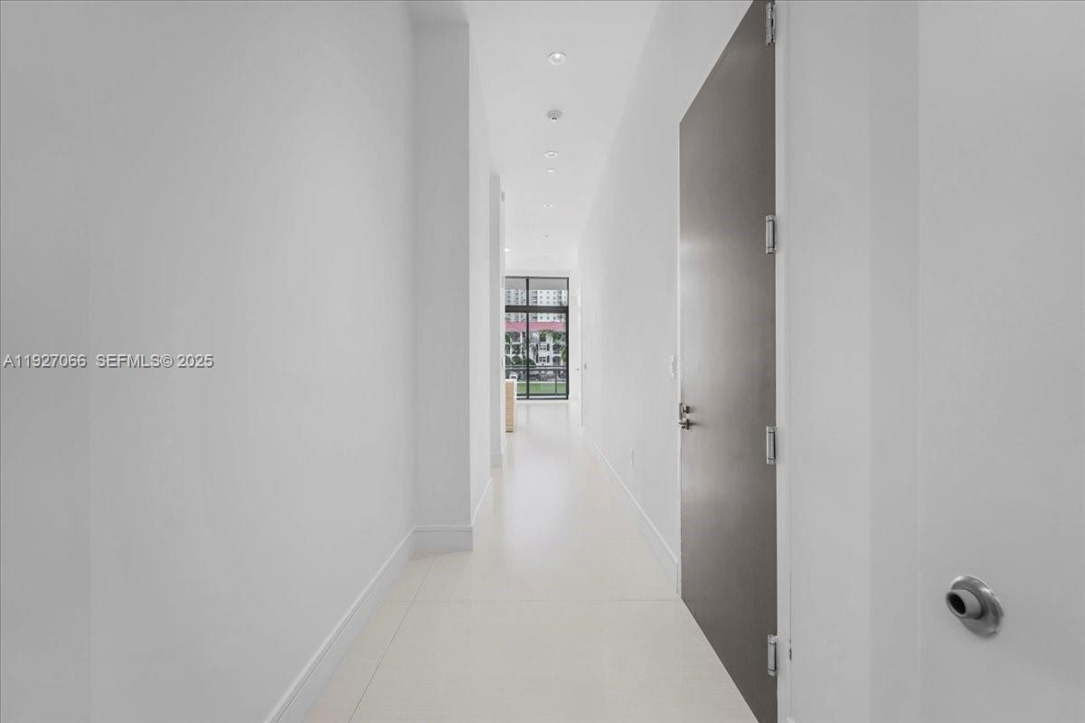 3250 NE 188th St # 103