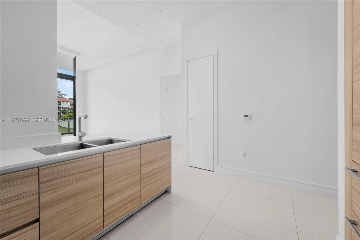 3250 NE 188th St # 103