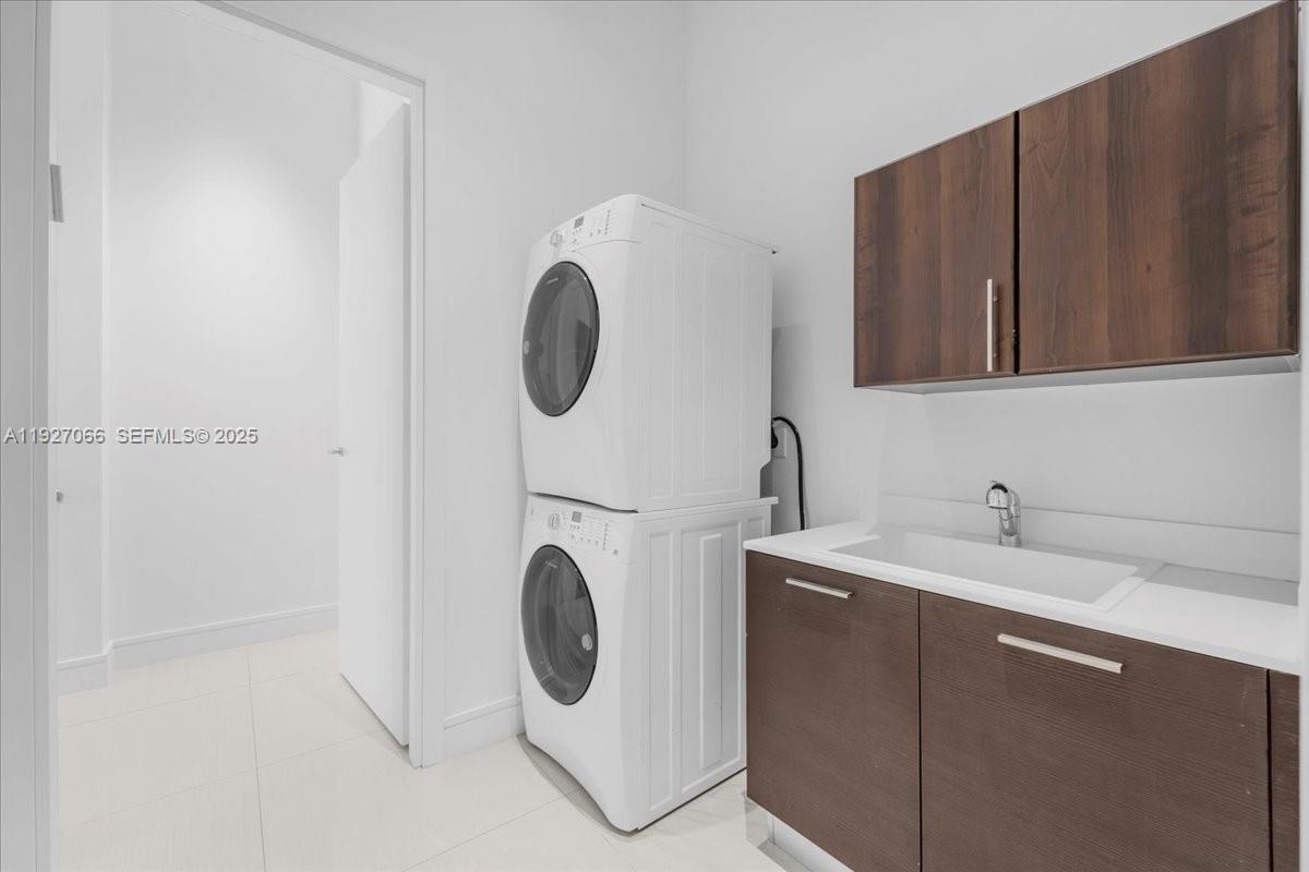 3250 NE 188th St # 103