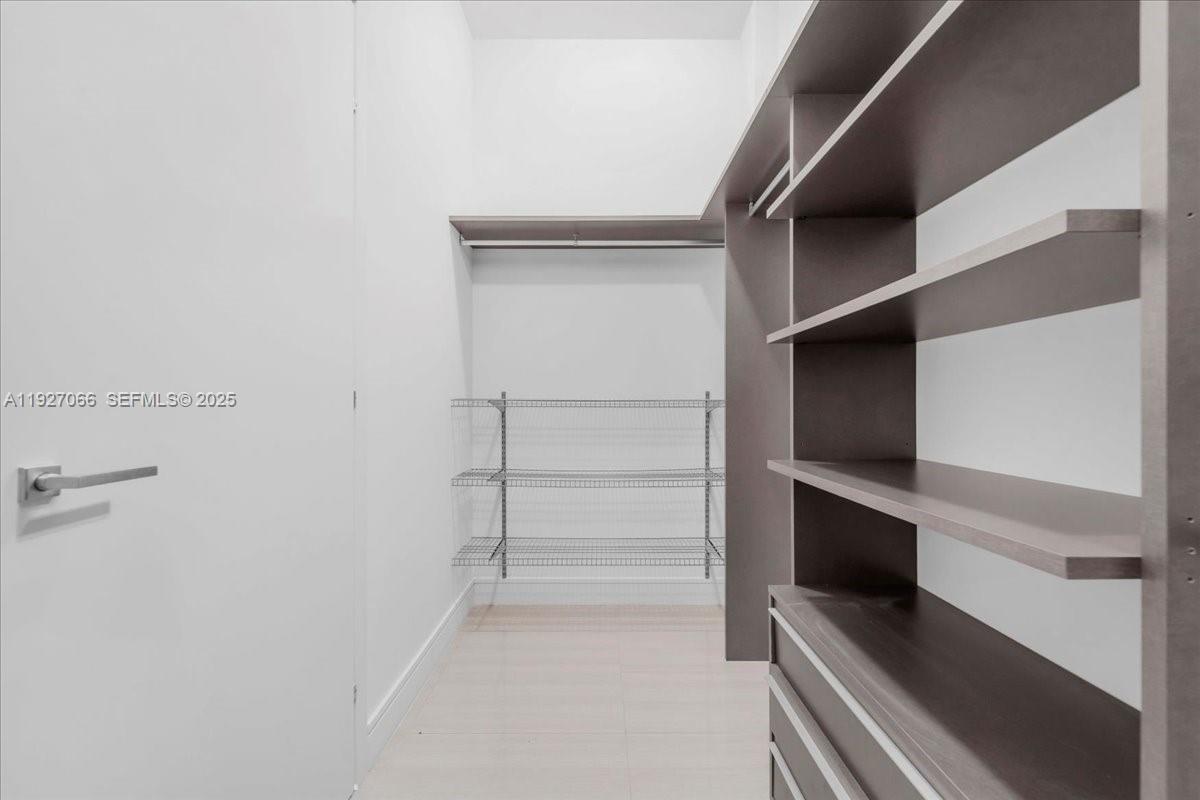 3250 NE 188th St # 103