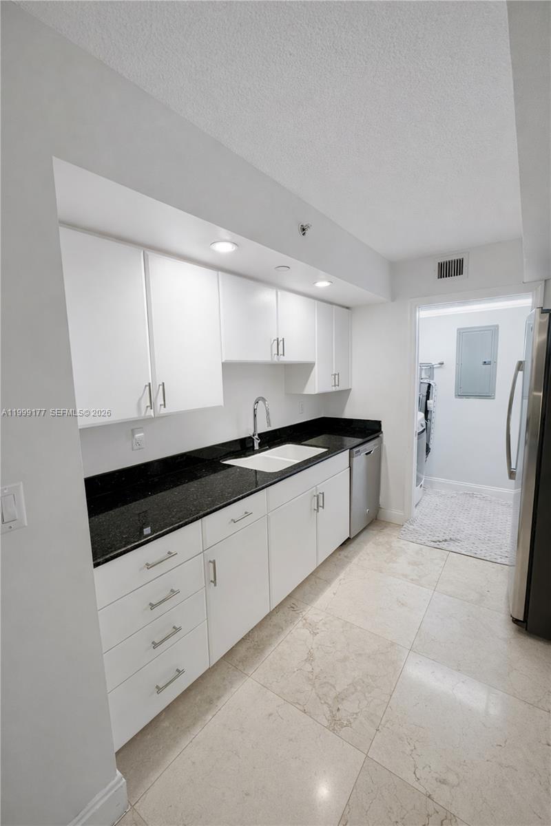 6917 Collins Ave # 1611