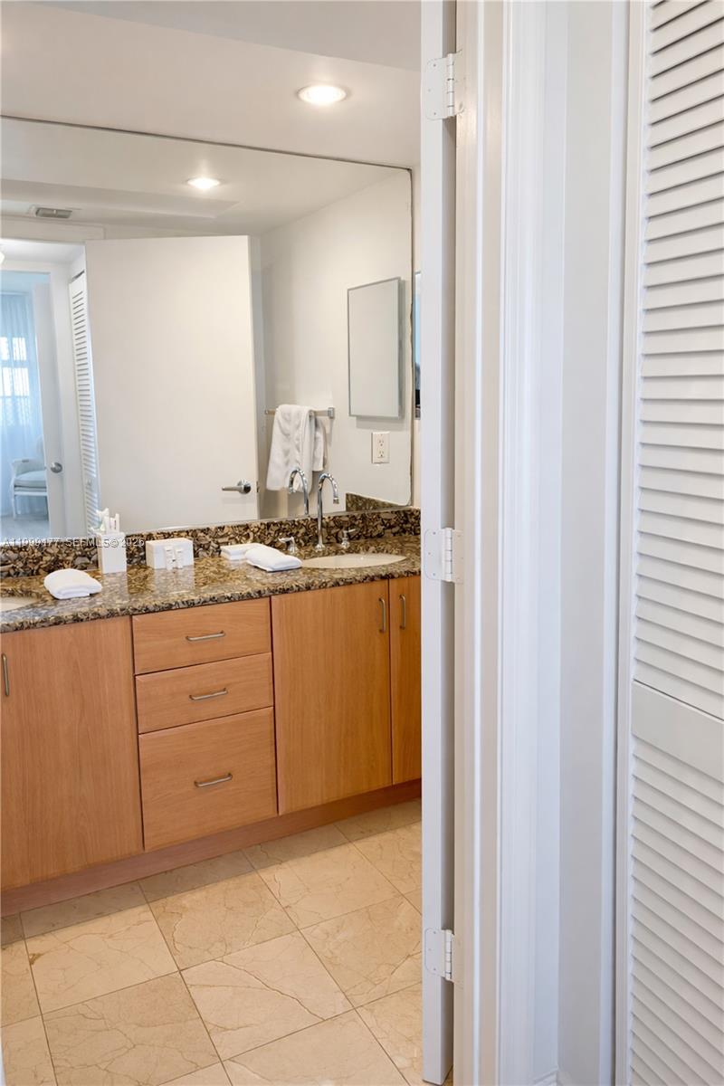 6917 Collins Ave # 1611