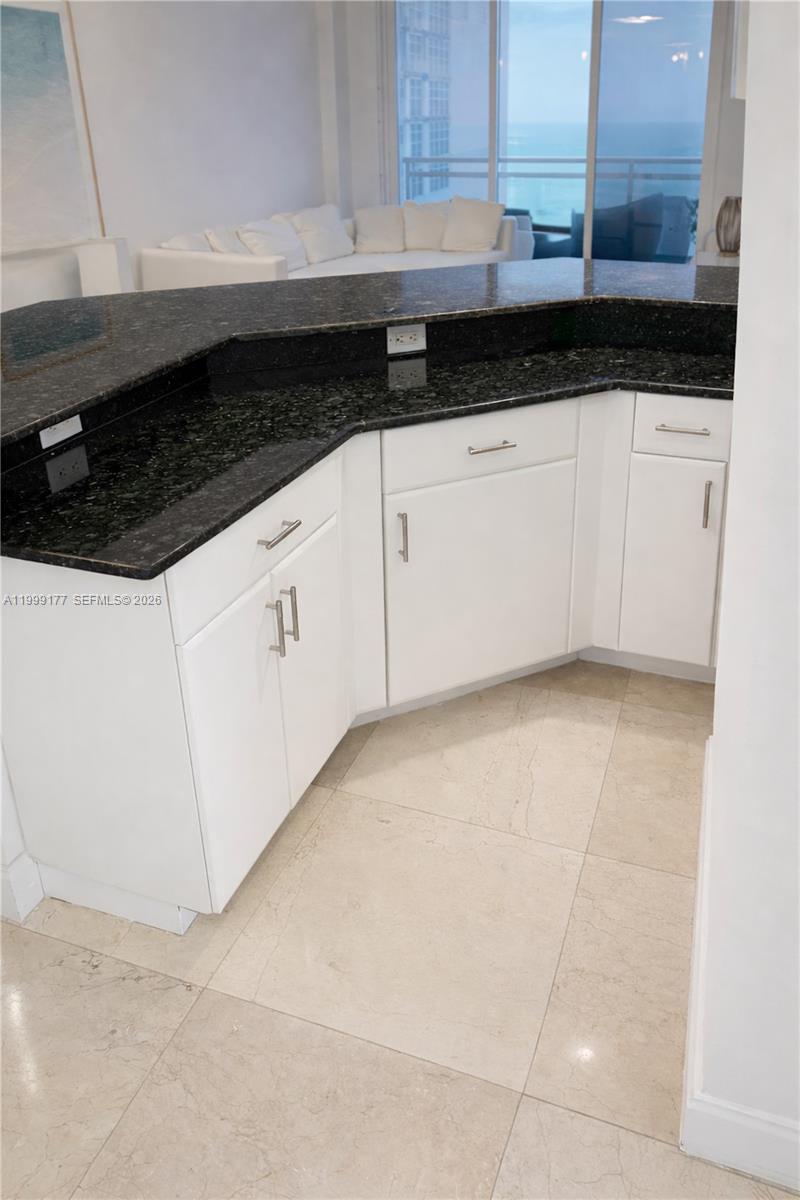 6917 Collins Ave # 1611