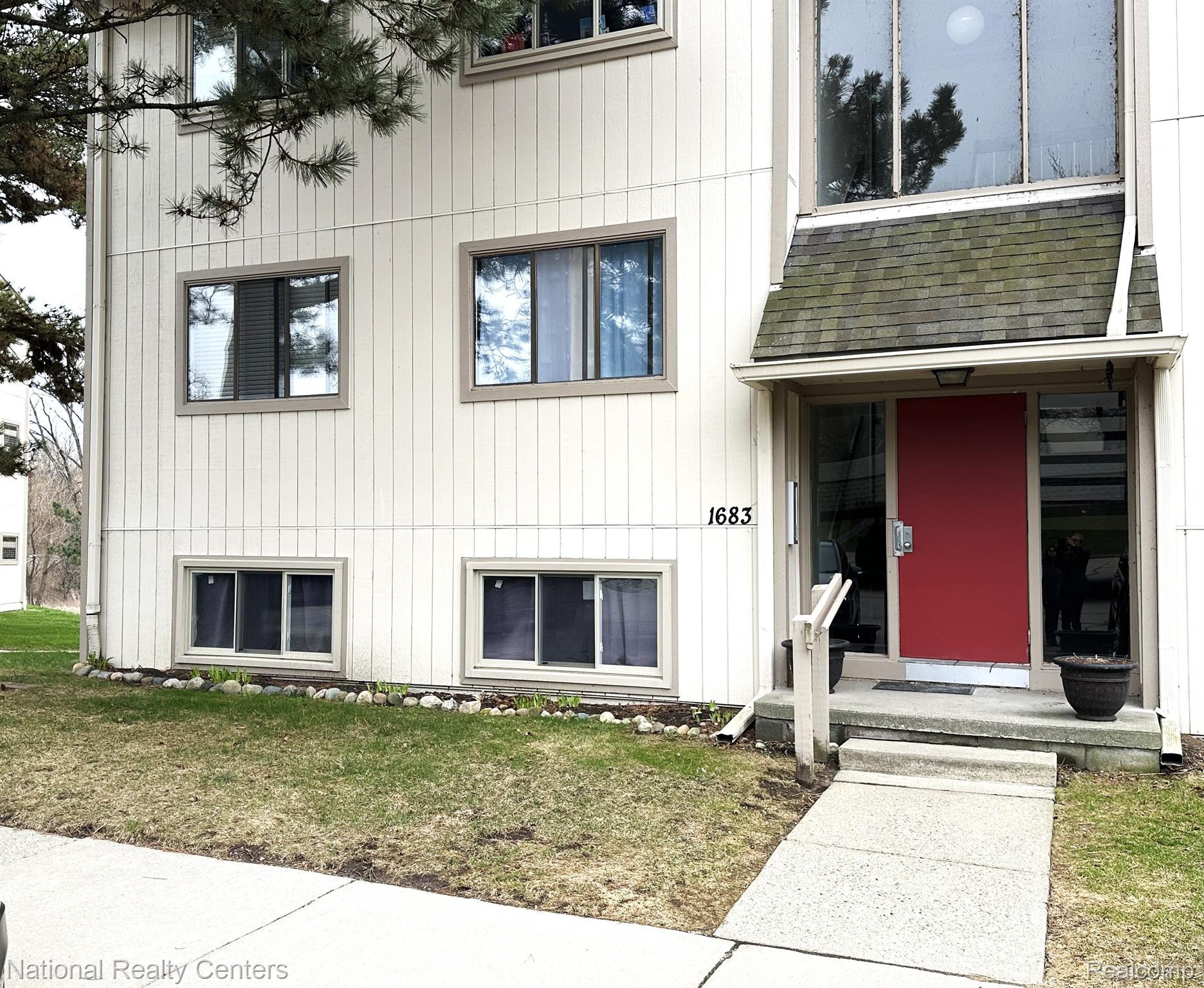 1683 RIVERSIDE Drive 3