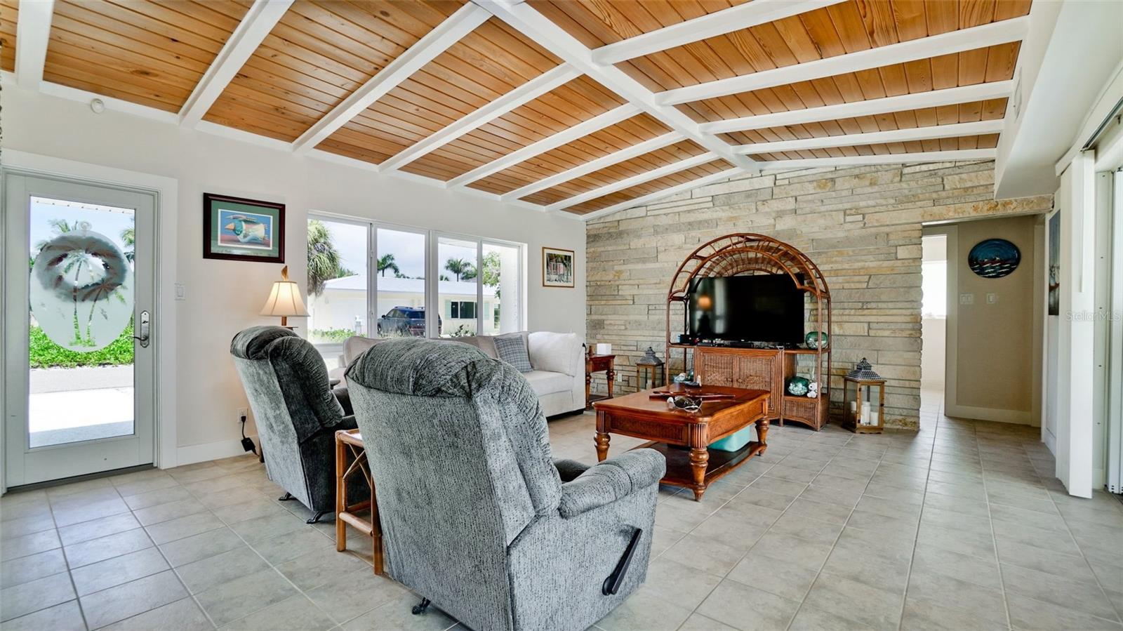 784 SAINT JUDES DR N