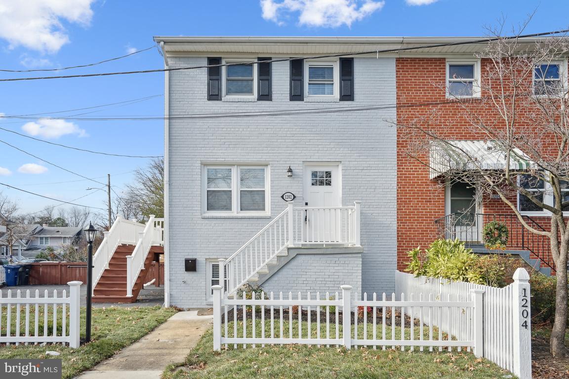 1202 Newton St
