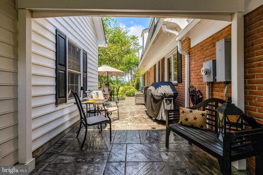1000 W COUNTRY CLUB DRIVE W