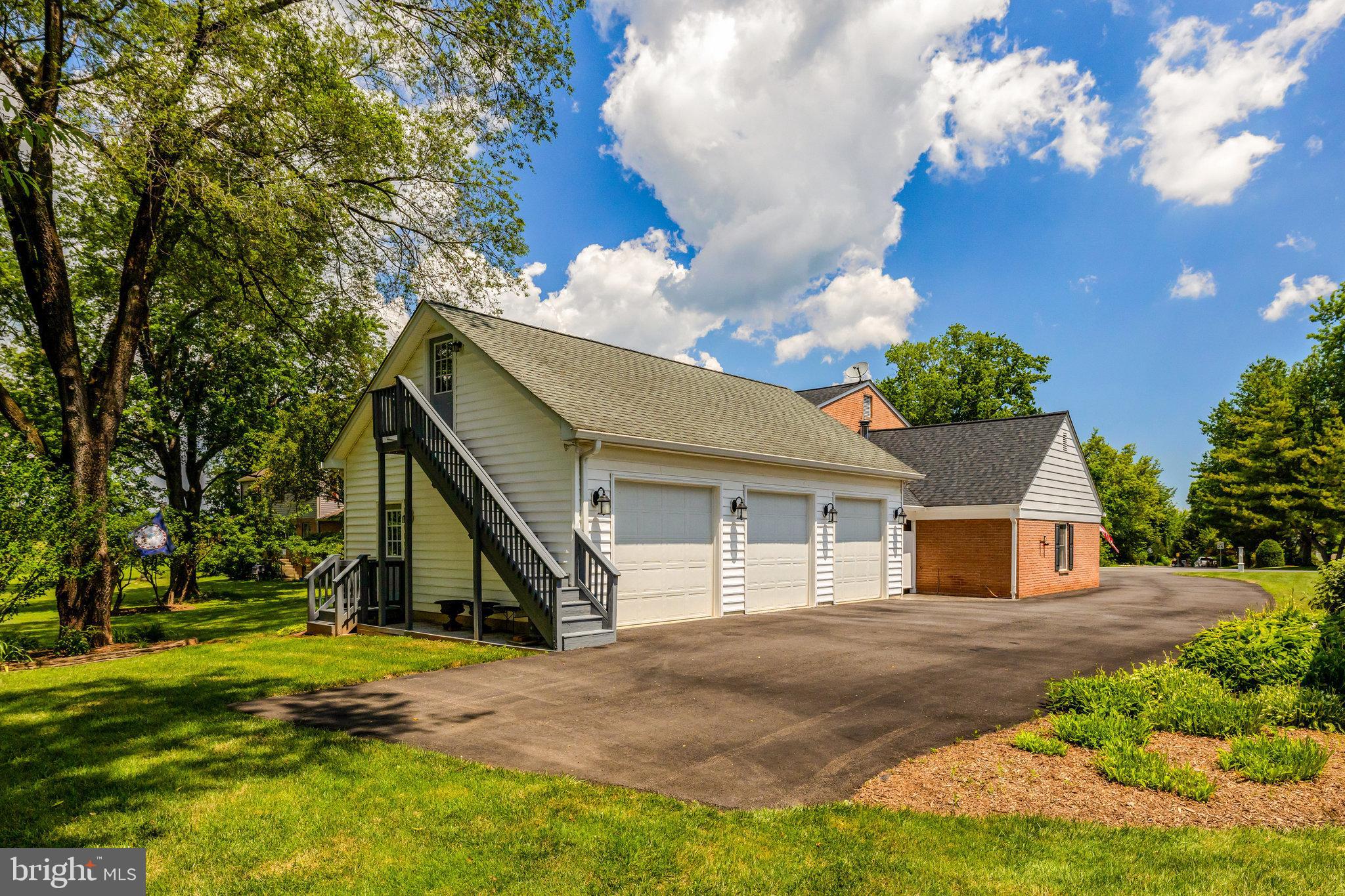 1000 W COUNTRY CLUB DRIVE W