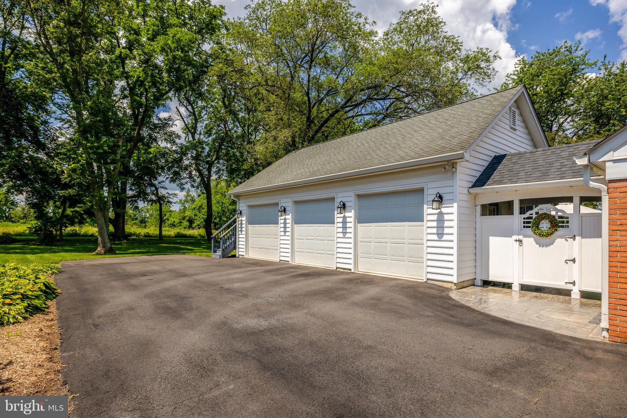 1000 W COUNTRY CLUB DRIVE W