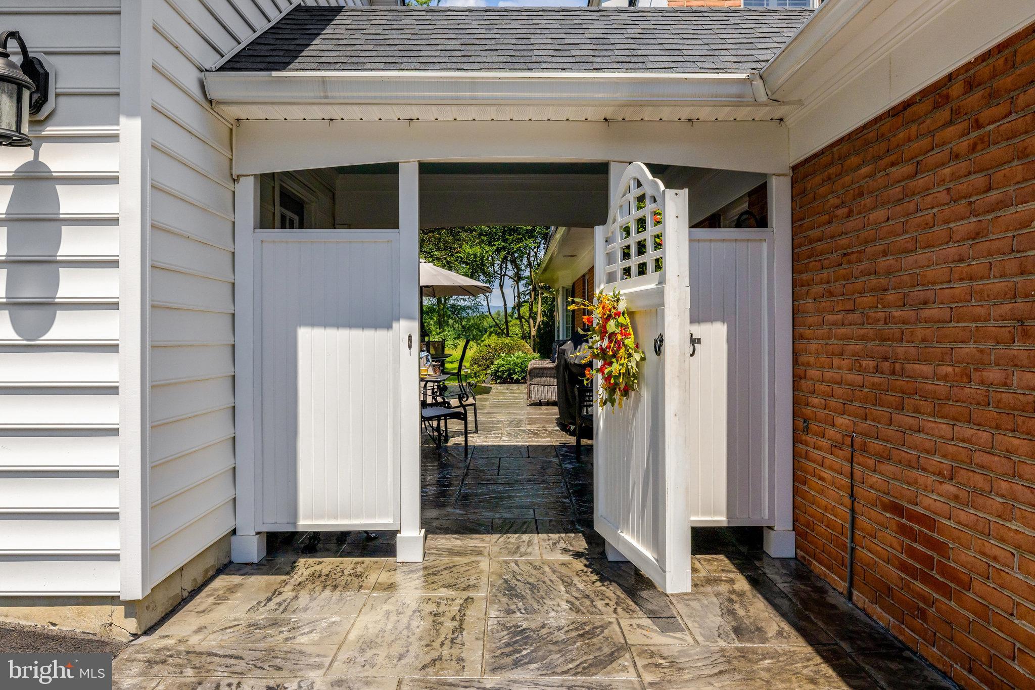 1000 W COUNTRY CLUB DRIVE W