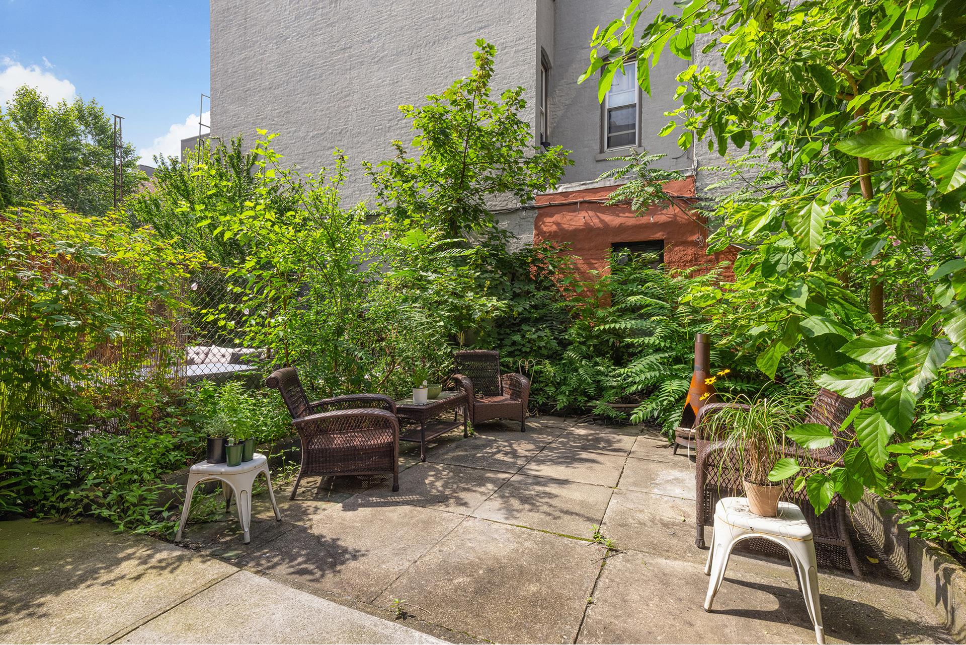 621 MACON Street