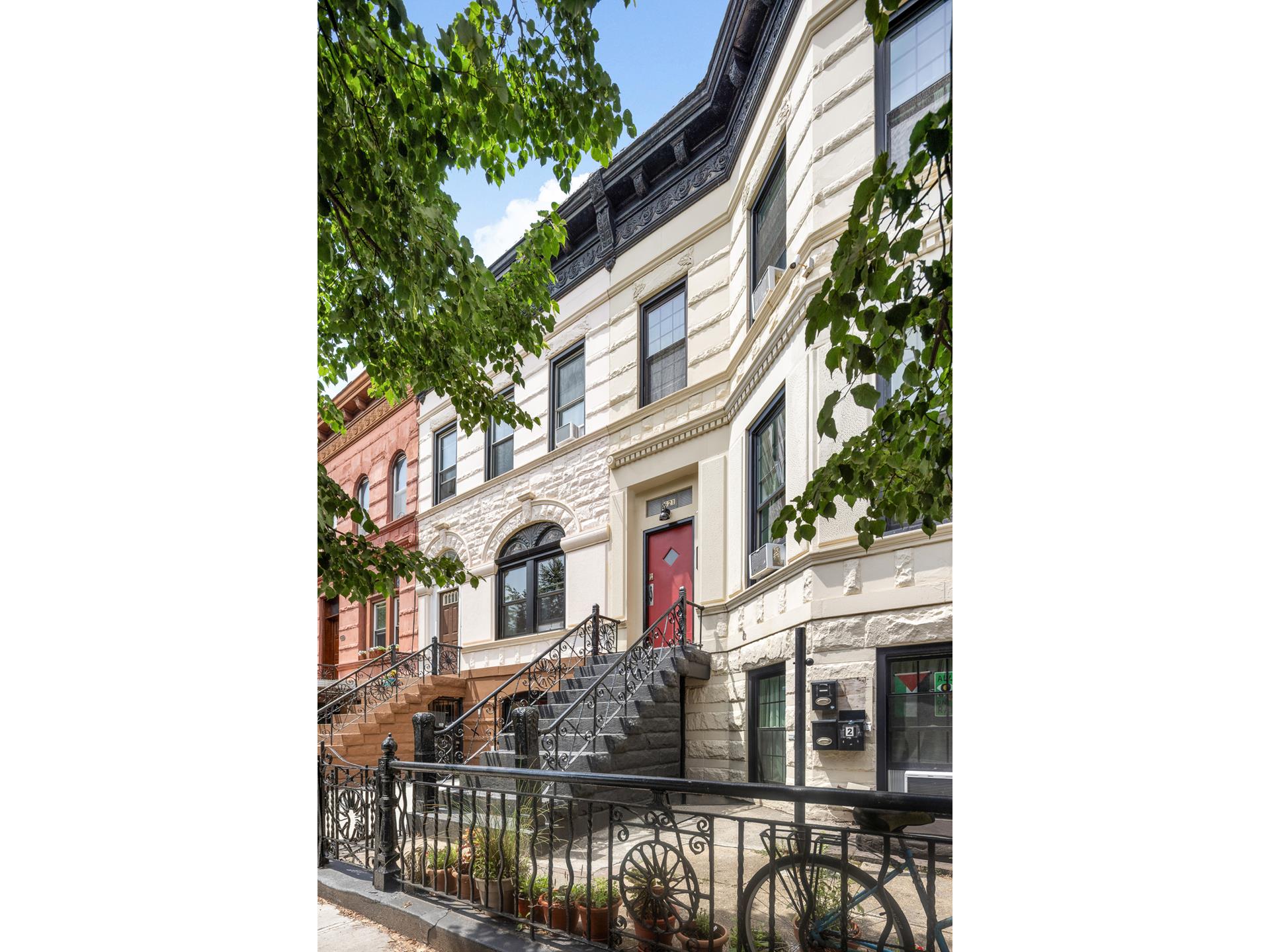 621 MACON Street