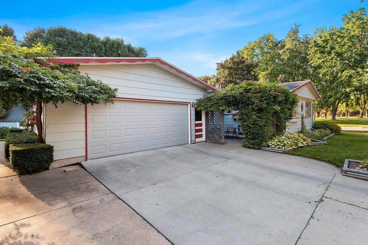 182 South HUMPHREY CIRCLE