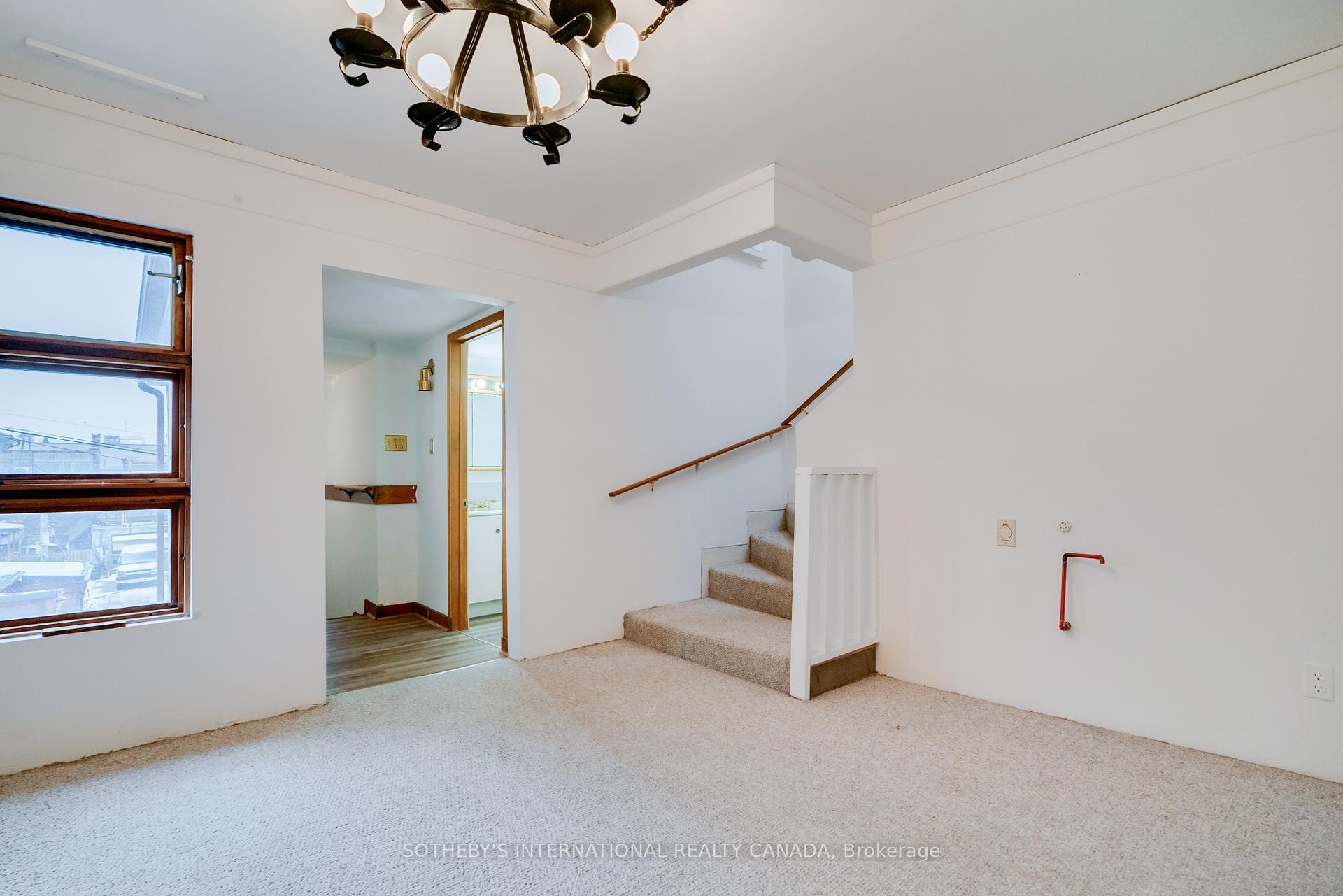 237 Carlton Street, Toronto C08, ON M5A 2L2