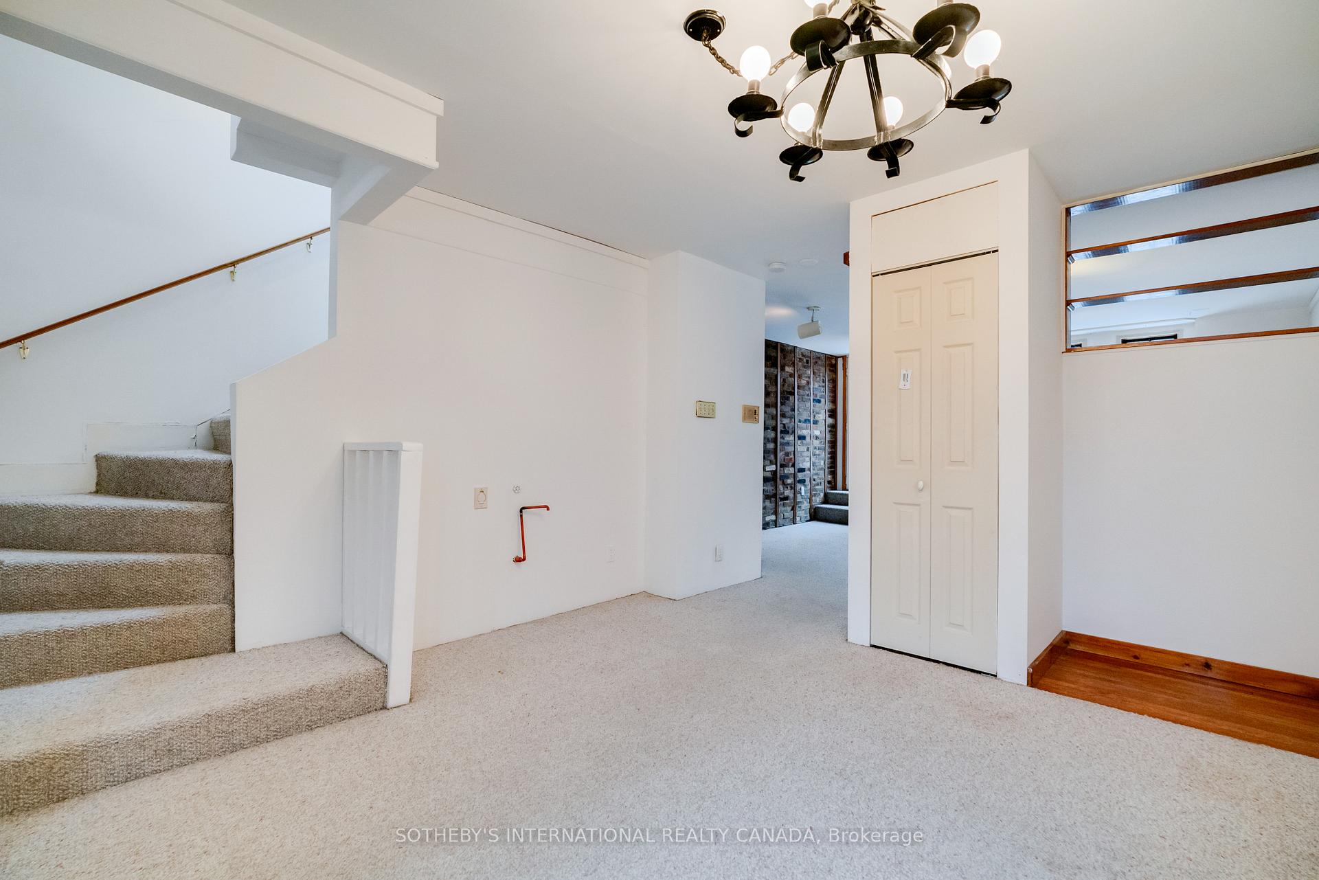 237 Carlton Street, Toronto C08, ON M5A 2L2